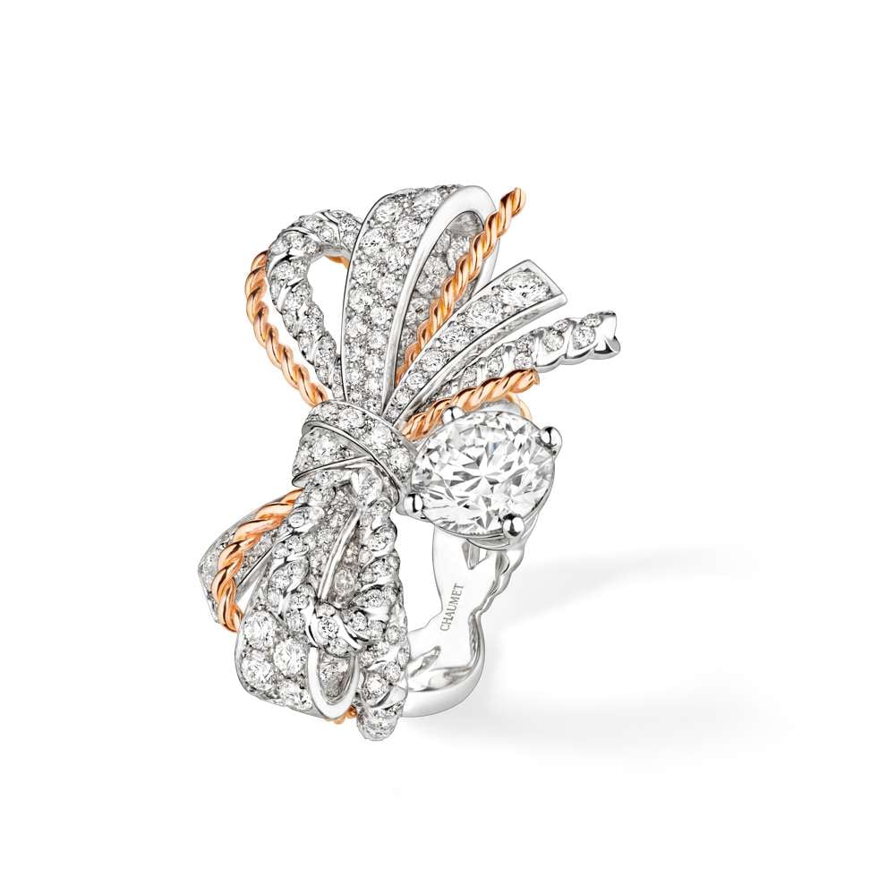 The white gold and pink gold ribbon ring set with brilliant-cut diamonds symbolises the bonds of love