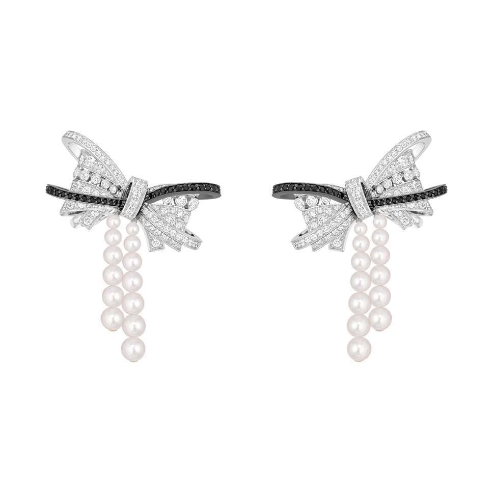 Adorn the jawline with this pair of elegant bows set with 216 brilliant-cut diamonds, 57 brilliant-cut black spinels and 26 Japanese cultured pearls
