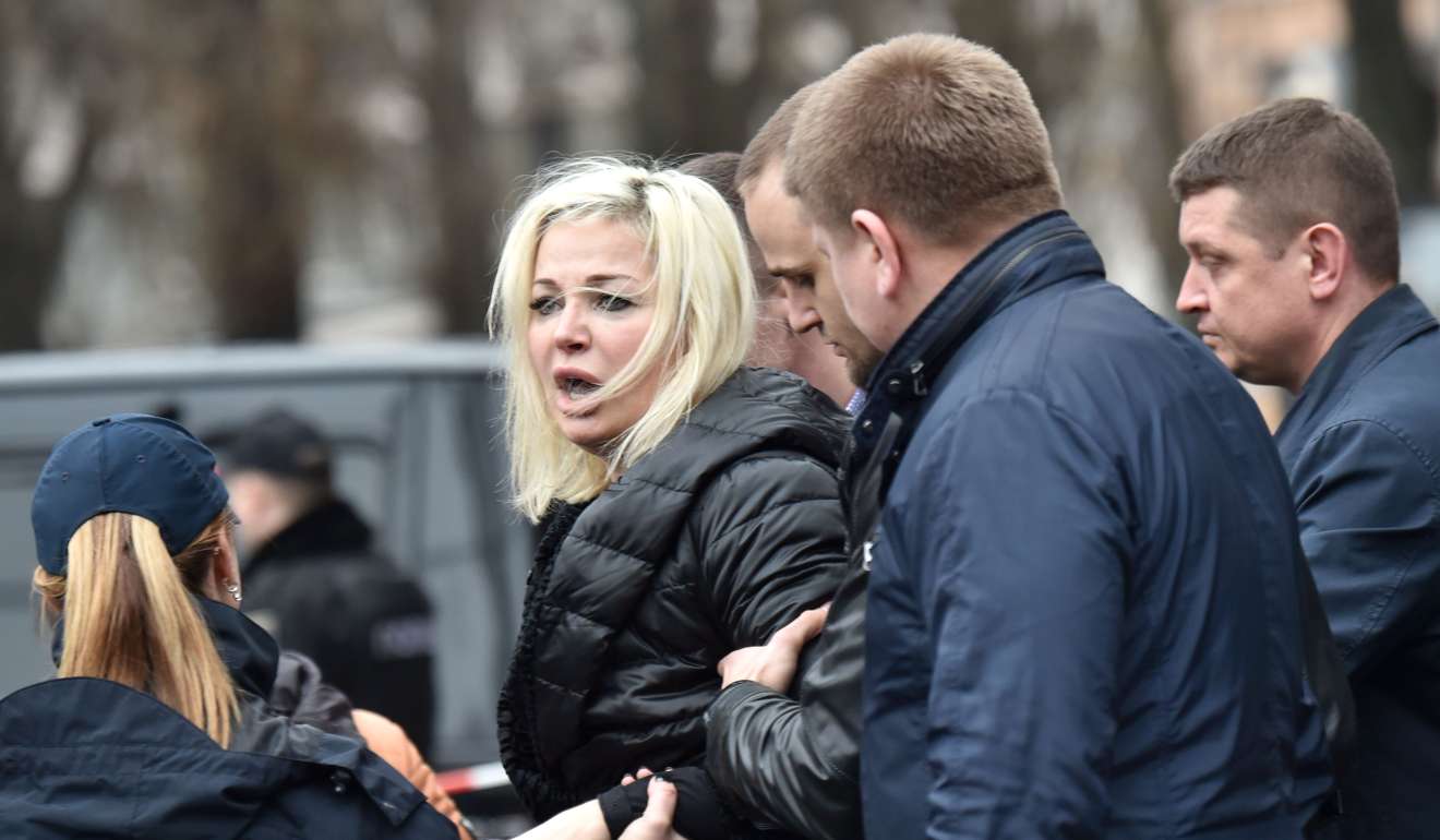 Policemen hold Maria Maksakova, wife of Denis Voronenkov. photo: AFP