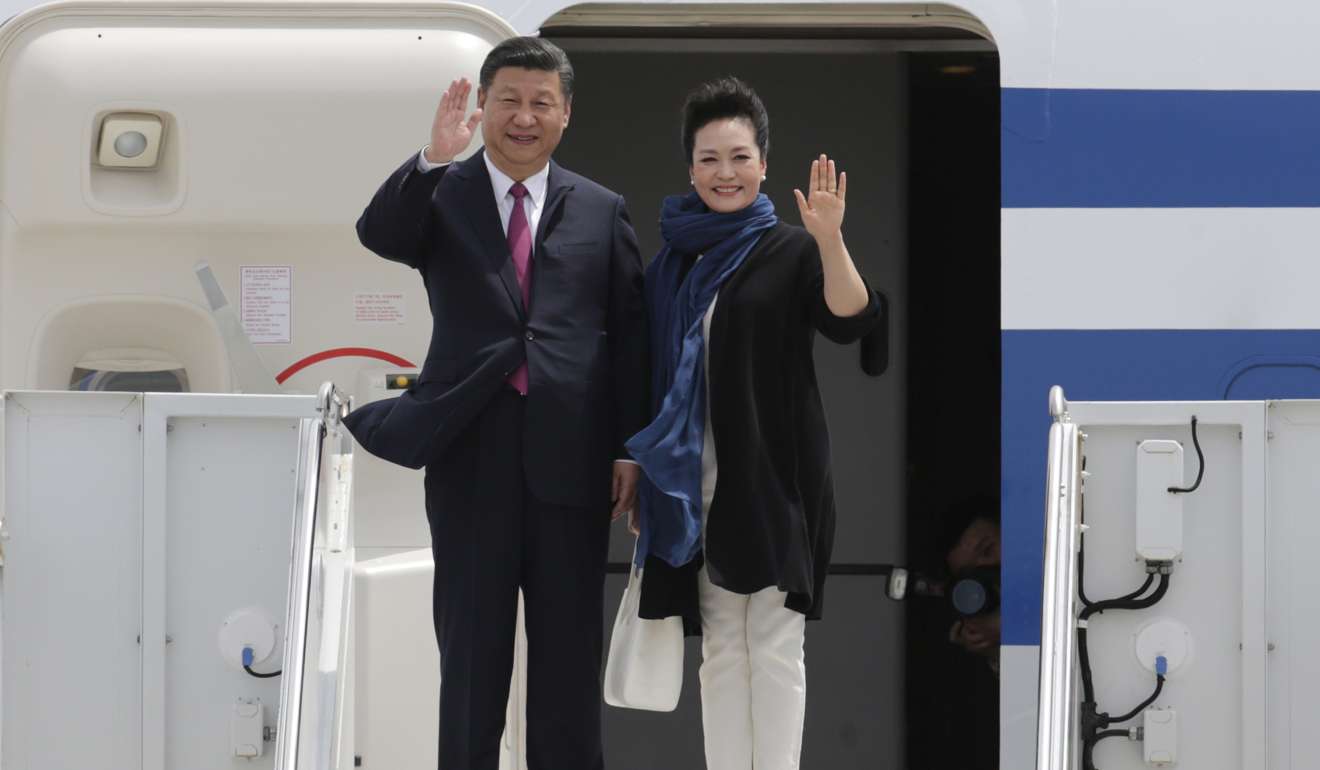 Chinese president Xi Jinping and his wife Peng Liyuan wave as they arrive at Palm Beach International Airport in West Palm Beach, Florida on Thursday, April 6, 2017. Photo: AP