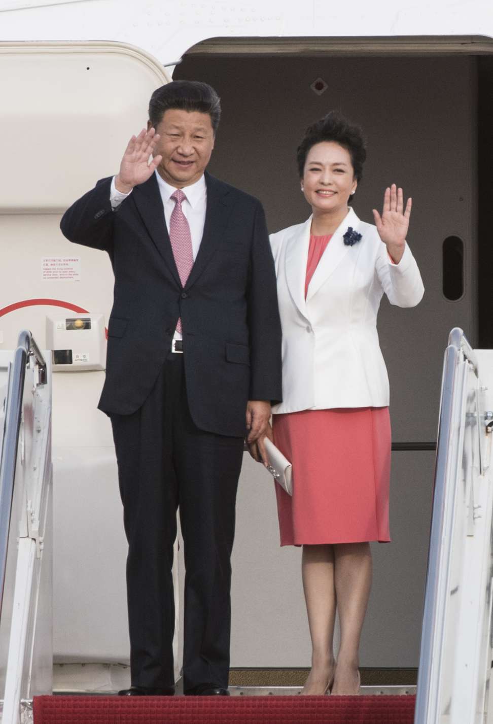 Chinese President Xi Jinping and his wife Peng Liyuan arrive at Andrews Air Force Base in Washington on September 24, 2015, on Xi’s first state visit to the United States. Photo: Xinhua