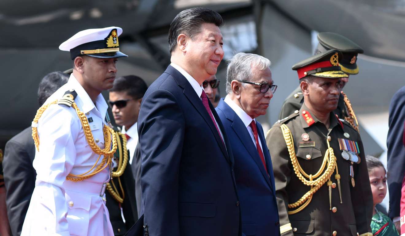 Xi walks with Bangladeshi President Abdul Hamid after arriving in Dhaka on October 14, 2016. Photo: AFP