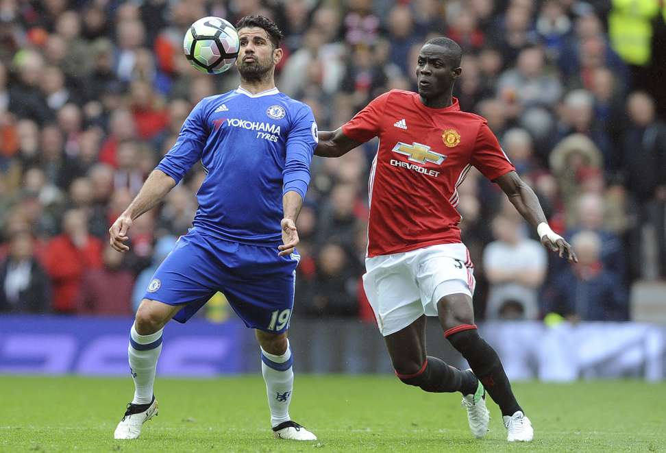 Chelsea's Diego Costa (left) and Manchester United's Eric Bailly, Photo: AFP