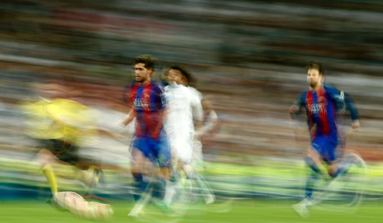 Sergi Roberto, Real Madrid's Brazilian defender Marcelo and Gerard Pique run behind the ball. Photo: AFP