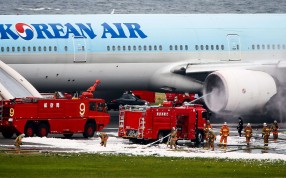 Firefighters spray water at the Korean Air’s left engine on the tarmac after the jetliner's engine caught fire at Tokyo's Haneda Airport in Tokyo, Japan, 27 May 2016. Photo: EPA Firefighters spray water at the Korean Air’s left engine on the tarmac after the jetliner's engine caught fire at Tokyo's Haneda Airport in Tokyo, Japan, 27 May 2016. Photo: EPA