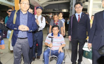 Former President Chen Shui-bian, who is wheelchair-bound, travels to Taipei on Saturday to visit the venue of a fundraising dinner. Photo: CNA