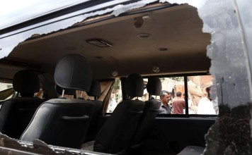 A damaged vehicle at the blast site in Karachi on May 29. Photo: Xinhua