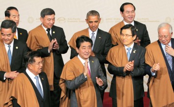 The leaders of the Asia-Pacific Economic Cooperation forum applaud after a group photo session in Lima. Photo: Kyodo