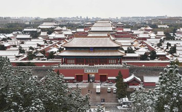 The snow started to fall over Beijing on Sunday night after a day of drizzle. Photo: SCMP Pictures