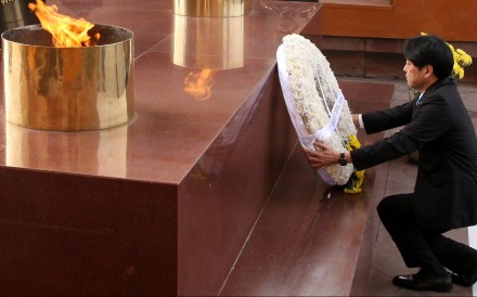 Japan's defence minister, Itsunori Onodera, lays a wreath at the flame of the immortal solider in New Delhi on Monday. Photo: AFP