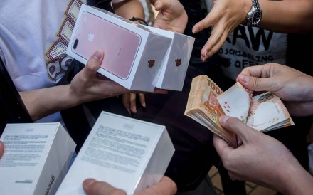 Image result for Hundreds queue outside Apple stores in China as iPhone 7 goes on sale