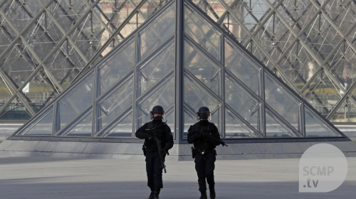 Soldier shoots machete-wielder at Paris Louvre