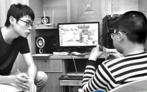 A reporter from the news portal interviews Lin, right. Photo: Mnw.cn A reporter from the news portal interviews Lin, right. Photo: Mnw.cn