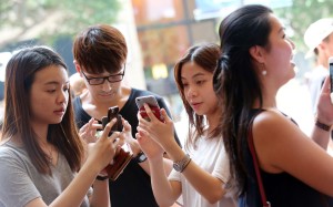 The amount of time Chinese users spend looking at their smartphone screens is on the rise. Photo: David Wong