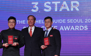 Michael Ellis, international director of the Michelin Guide, poses with Gaon executive chef Kim Byeong-jin, left, and La Yeon executive chef Kim Sung-il, during a press conference at The Shilla Seoul, Monday. The Michelin Guide unveiled its first Seoul edition on Tuesday and named the two eateries as the guidebook's three-starred restaurants. Photo: Yonhap