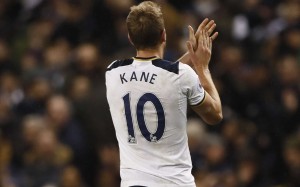 Tottenham's Harry Kane applauds fans as he celebrates at full time Reuters / Stefan Wermuth