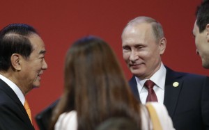 Russia's President Vladimir Putin (second right) and Taiwan 's special Apec envoy James Soong (left) talk before a meeting of business leaders at the annual Asia Pacific Economic Cooperation summit in Peru on Saturday. Photo: AP