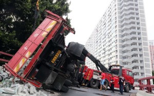 Bricks were scattered all over the road and off the flyover. Photo: Felix Wong