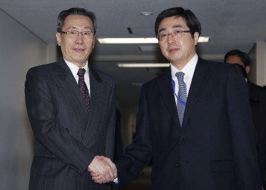 The Chinese Foreign Ministry’s special representative for Korean Peninsula Affairs Wu Dawei (left) and Japanese Foreign Ministry’s Director-General for Asian and Oceanian Affairs Kimihiro Ishikane in Tokyo on Tuesday. Photo: AP