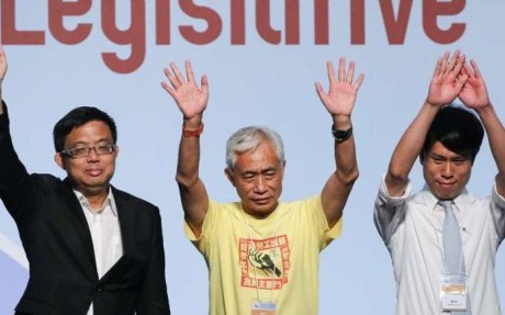 James To (left) and Leung Yiu-chung (centre) have been unable to renew their home-return permits for decades. Photo: Sam Tsang