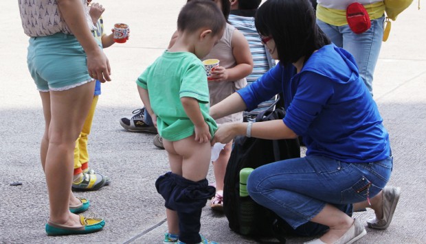 Mainland Chinese Arent The Only Ones Peeing On Streets Of Hong Kong