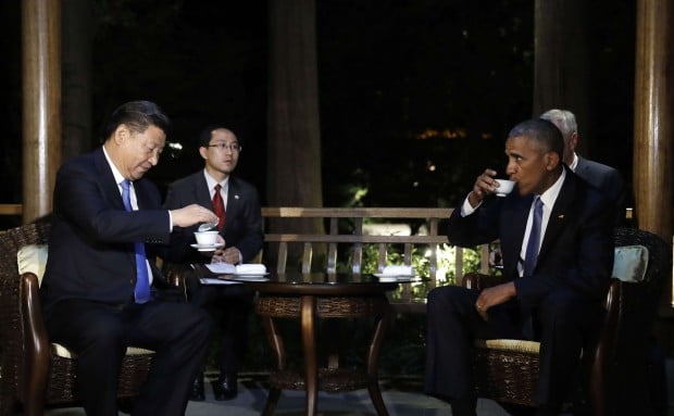 President Xi Jinping and US President Barack Obama hold talks over tea in a pavilion at the West Lake State Guest House in Hangzhou. Photo: AP