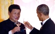 epa04949953 US President Barack Obama (R) and Chinese President Xi Jinping (L) exchange toasts during a State Dinner in the East Room of the White House in Washington, DC, USA, 25 September 2015. Xi is in the USA on a weeklong official visit. EPA/RON SACHS/POOL BEST QUALITY AVAILABLE