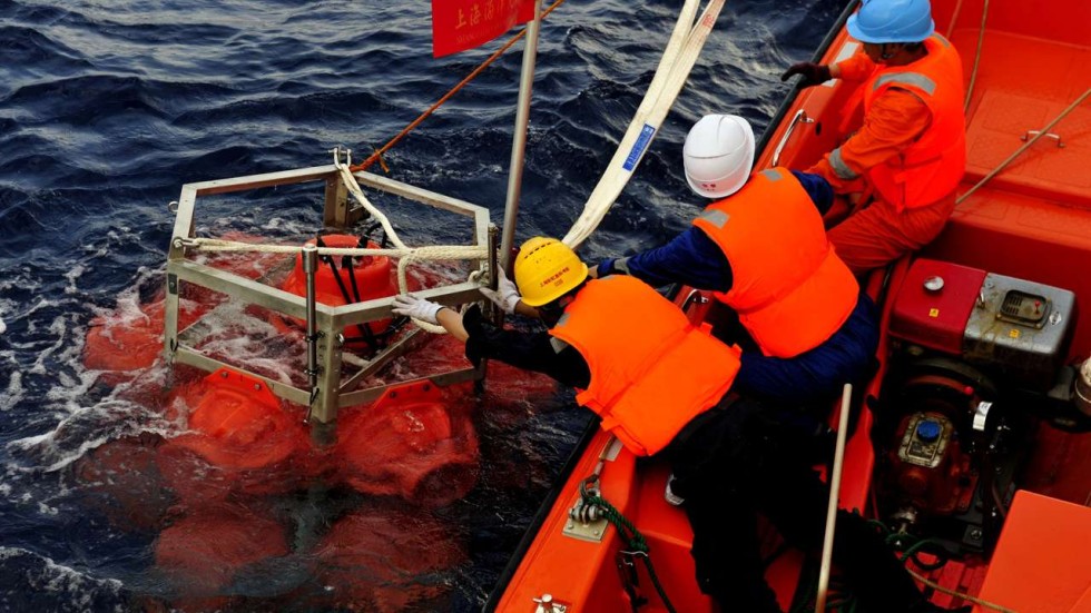 Crew on the research vessel Zhang Jian retrieve a submersible capable of diving up to 11,000 metres, in the South China Sea. Photo: Xinhua