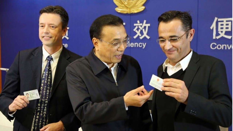 Premier LI Keqiang (centre) hands out Chinese green cards at a ceremony in the Shanghai Free-Trade Zone in 2015. Image: Sohu.com