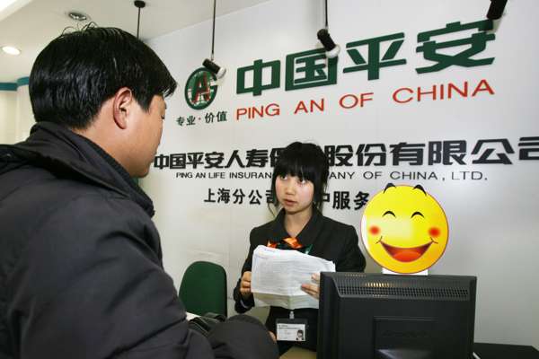 A staff member from the Ping An Insurance company deals with a customer on the day of their IPO at the Shanghai Stock Exchange, 01 March 2007. Photo: AFP