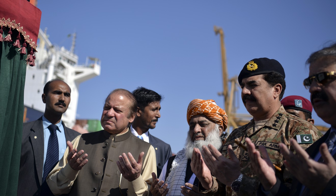 Pakistan’s Prime Minister Nawaz Sharif, second left, and Army Chief Raheel Sharif offer prayers at the opening of a pilot trade project in Gwadar port. Photo: AFP