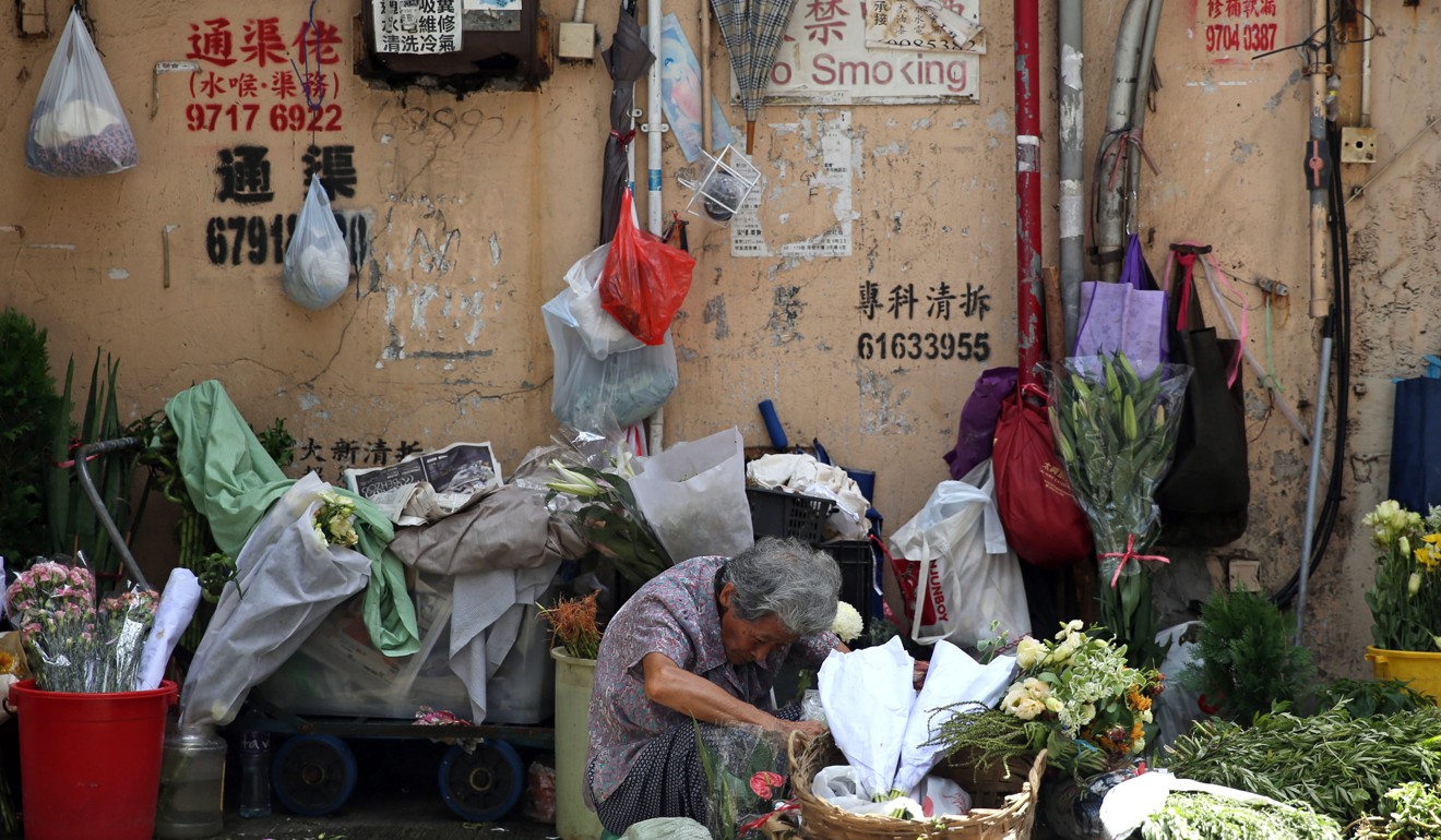 A flower seller on a Sham Shui Po street. Photo: Sam Tsang