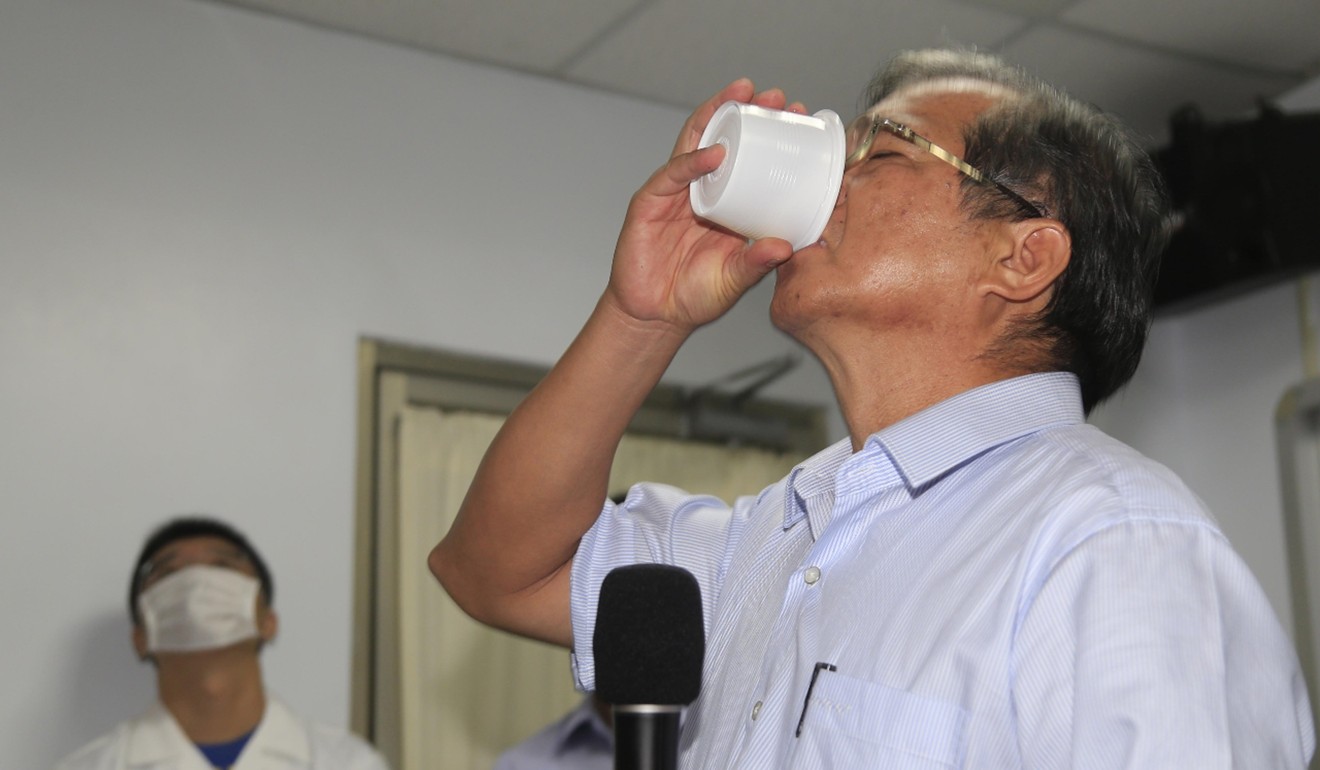 In 2014, Chang Guann president Yeh Wen-hsiang drank a glass of his company’s cooking oil to prove it was safe. Photo: CNA