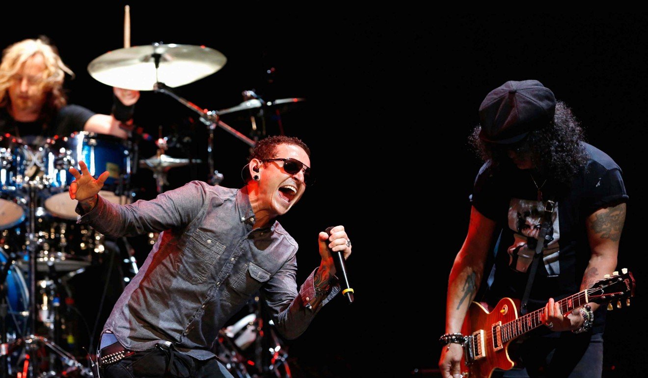 Lead vocalist of Linkin Park Chester Bennington performs with guitarist Slash at the 9th annual MusiCares MAP Fund Benefit concert in Los Angeles. Photo: Reuters
