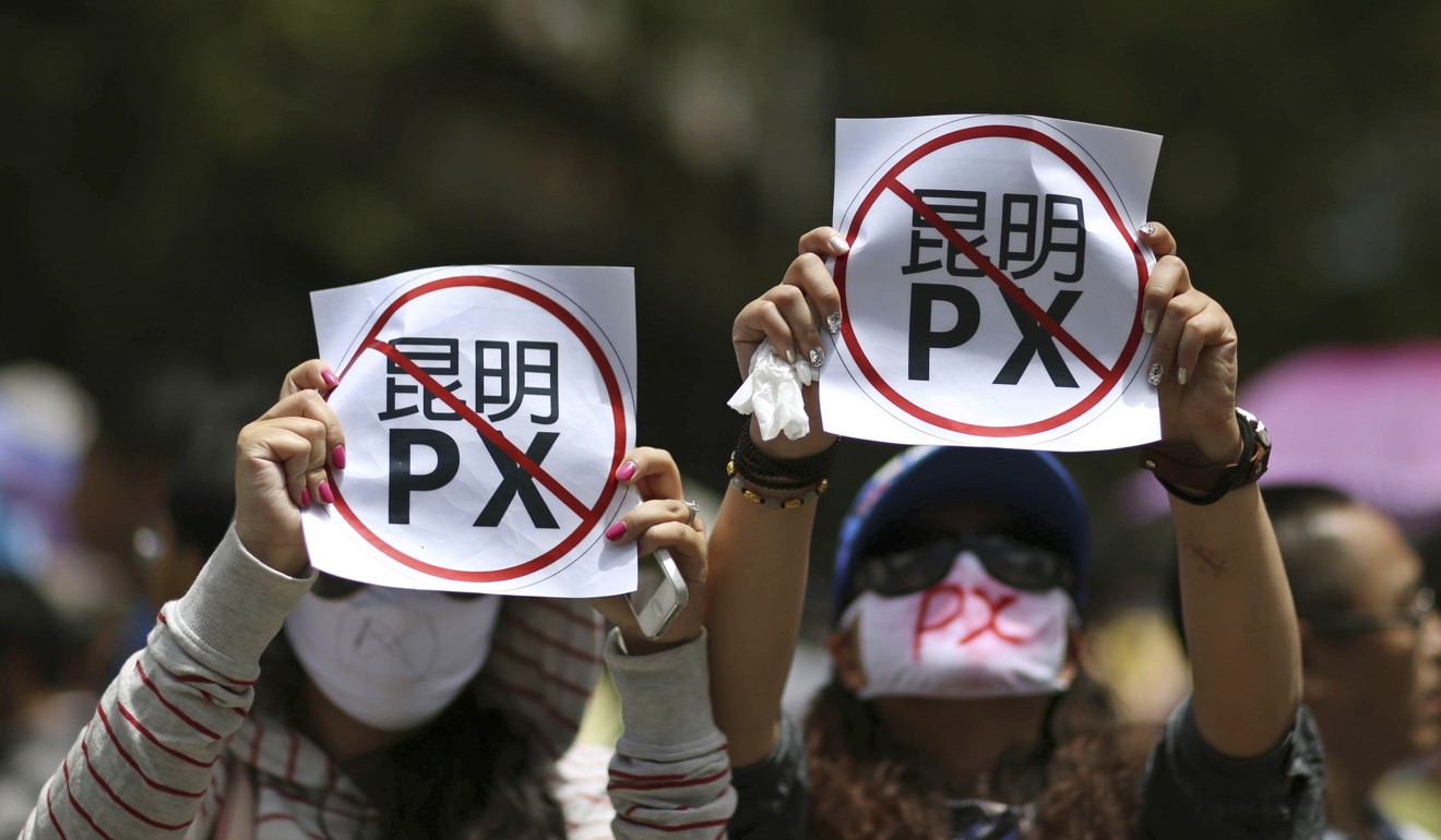 Demonstrators opposed to the building of a paraxylene plant in Kunming protest outside the Yunnan provincial government headquarters in the city in May 2013. Photo: Reuters
