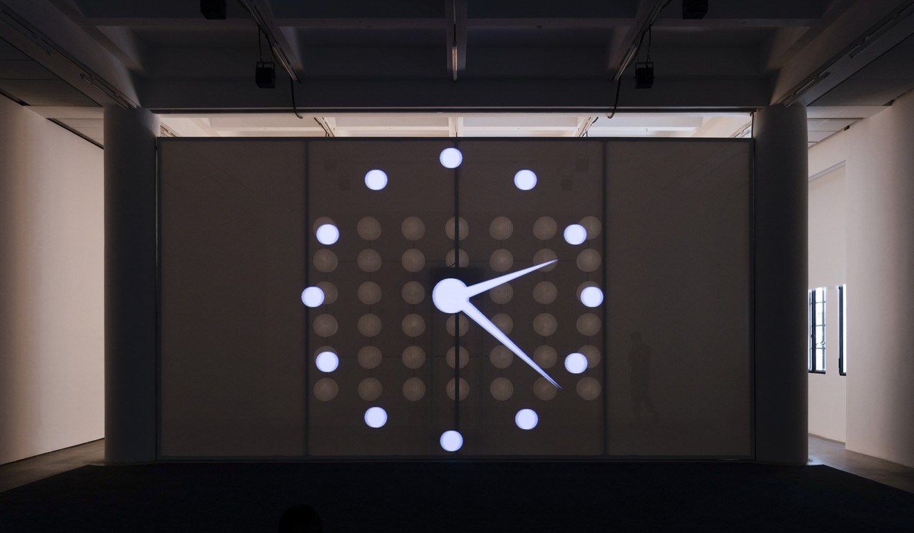 An analogue clock face appears at the end of the film. Around it, blinds open and close like the blinking of eyes adjusting to sunlight.