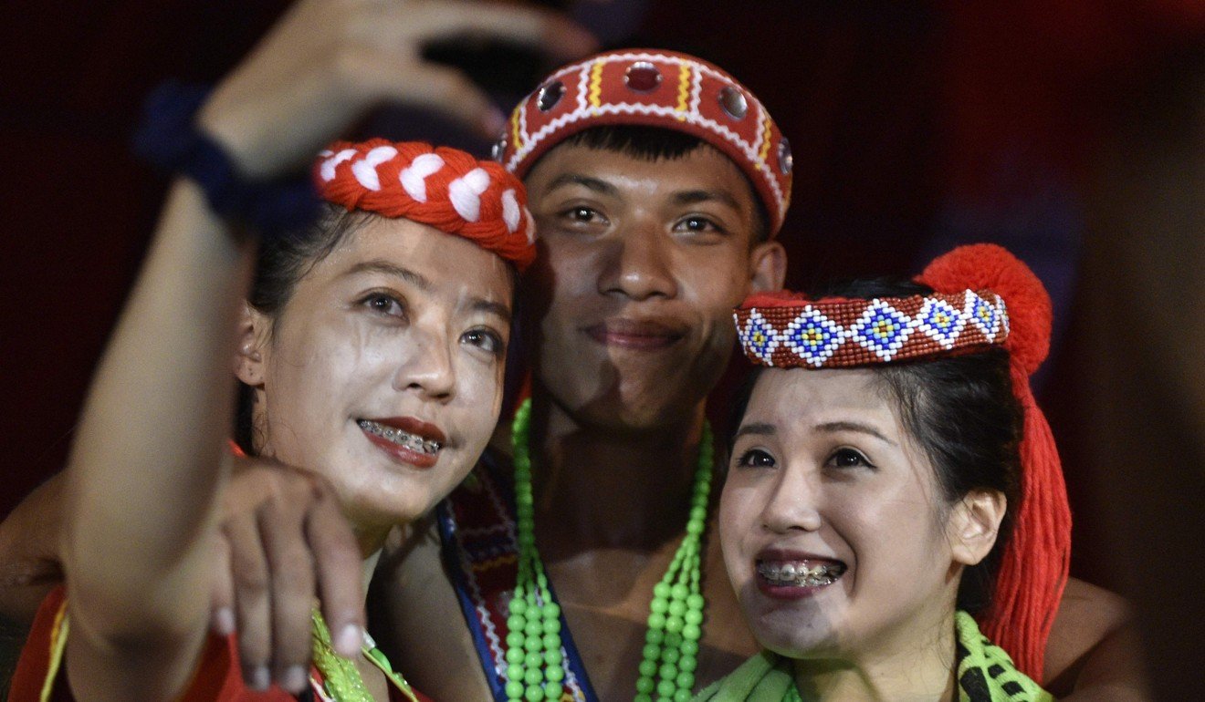 Women posing for a selfie with an eligible male. Photo: AFP
