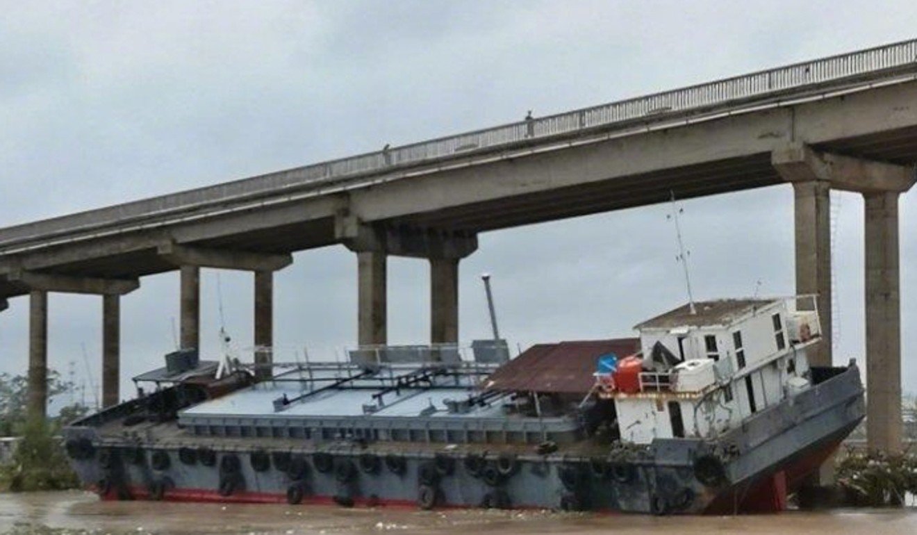 Police closed a bridge of Western Coastal Highway in Zhongshan, Guangdong after a barge hit and damaged the foundation Wednesday late afternoon. Photo: Xinhua