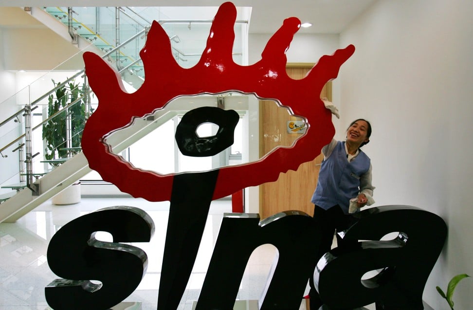A Chinese cleaner polishes the logo of Sina Corp. at their Beijing headquarters in the Chinese capital Thursday Feb. 8, 2007. Photo: AP