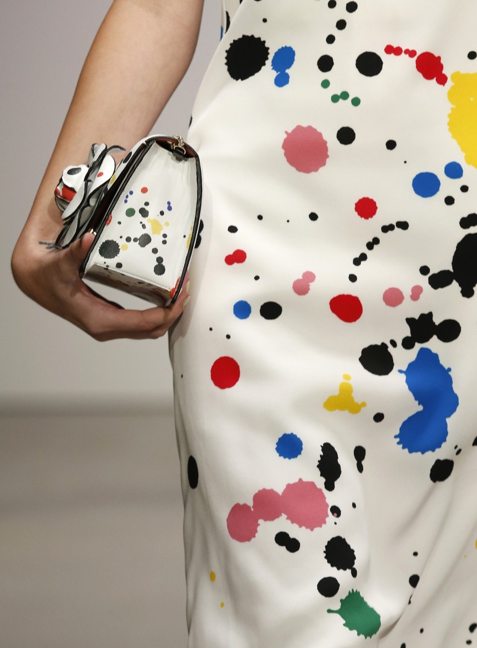 A model walks the runway at the Oscar de la Renta spring/summer 2018 fashion show during New York Fashion Week. Photo: AP