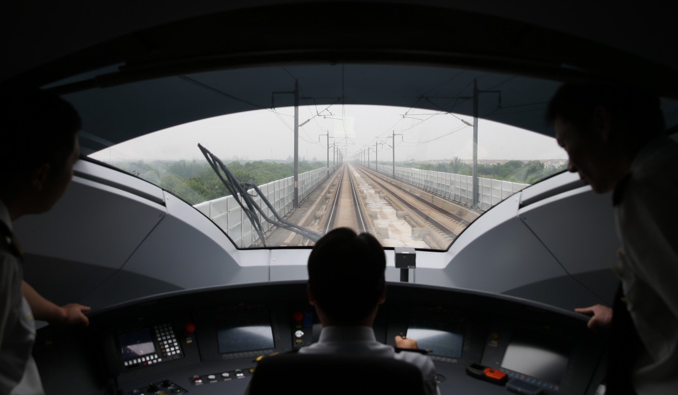 Поезд 300 км в час. Фусин поезд Китай. Китайский скоростной поезд Фусин. Кабина поезда Сапсан. Китайский Сапсан поезд.