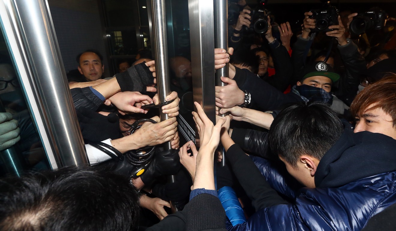 HKU students try to break into a building where chairman of the governing council of the University of Hong Kong Arthur Li Kwok-cheung was in January. Photo: Sam Tsang