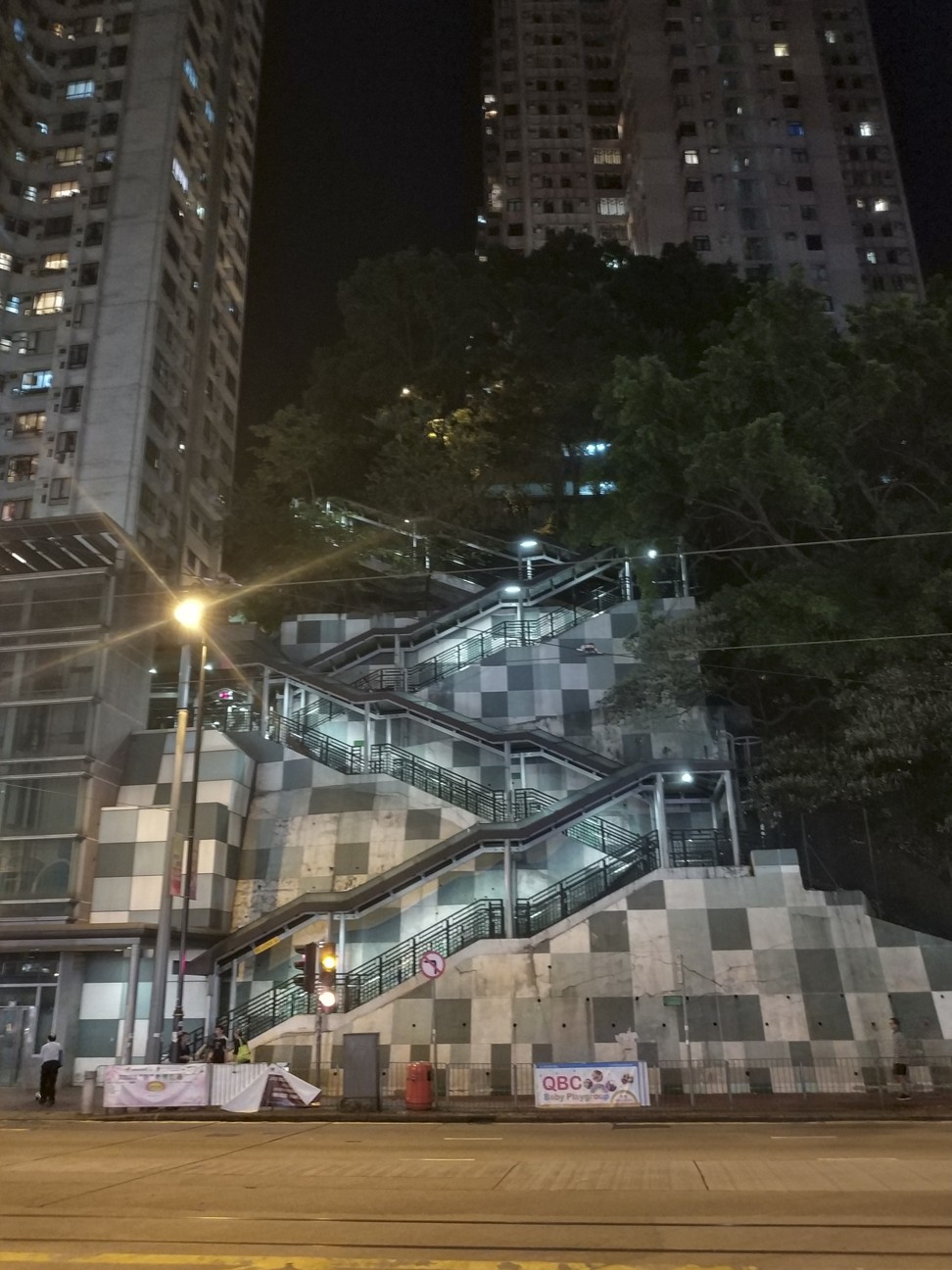This image taken at night near the Fortress Hill MTR station using the Xiaomi Mi Mix 2 shows signs of what photographers call noise and the image lacks clarity. Photo: Ben Sin