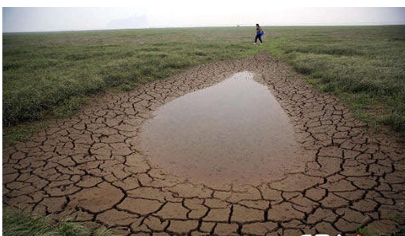 Supporters of the water control scheme say it is needed to stop areas of Poyang lake from drying out as water levels fall. Photo: CRI