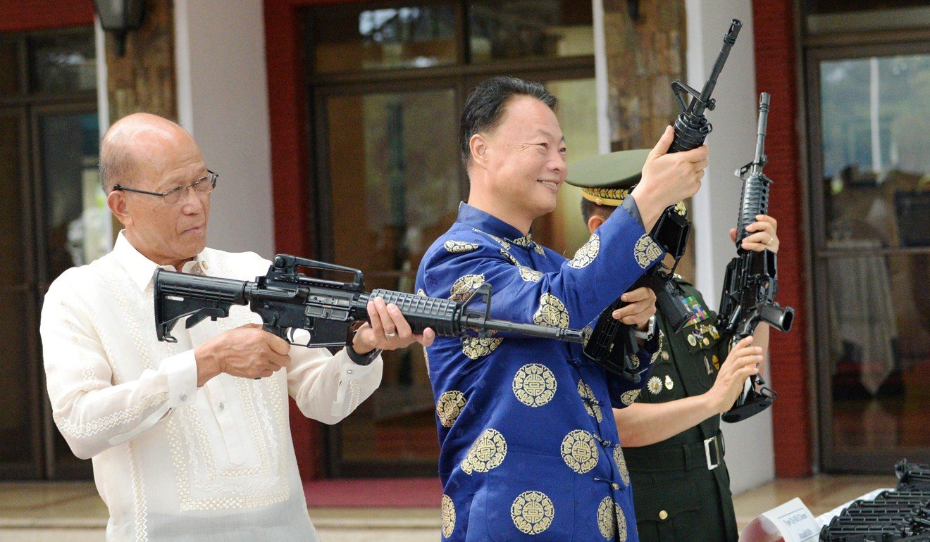 Philippine Defence Secretary Delfin Lorenzana (left) and China’s ambassador to the Philippines Zhao Jinghua (centre) inspect weapons donated by the Chinese government on Thursday. Photo: AFP