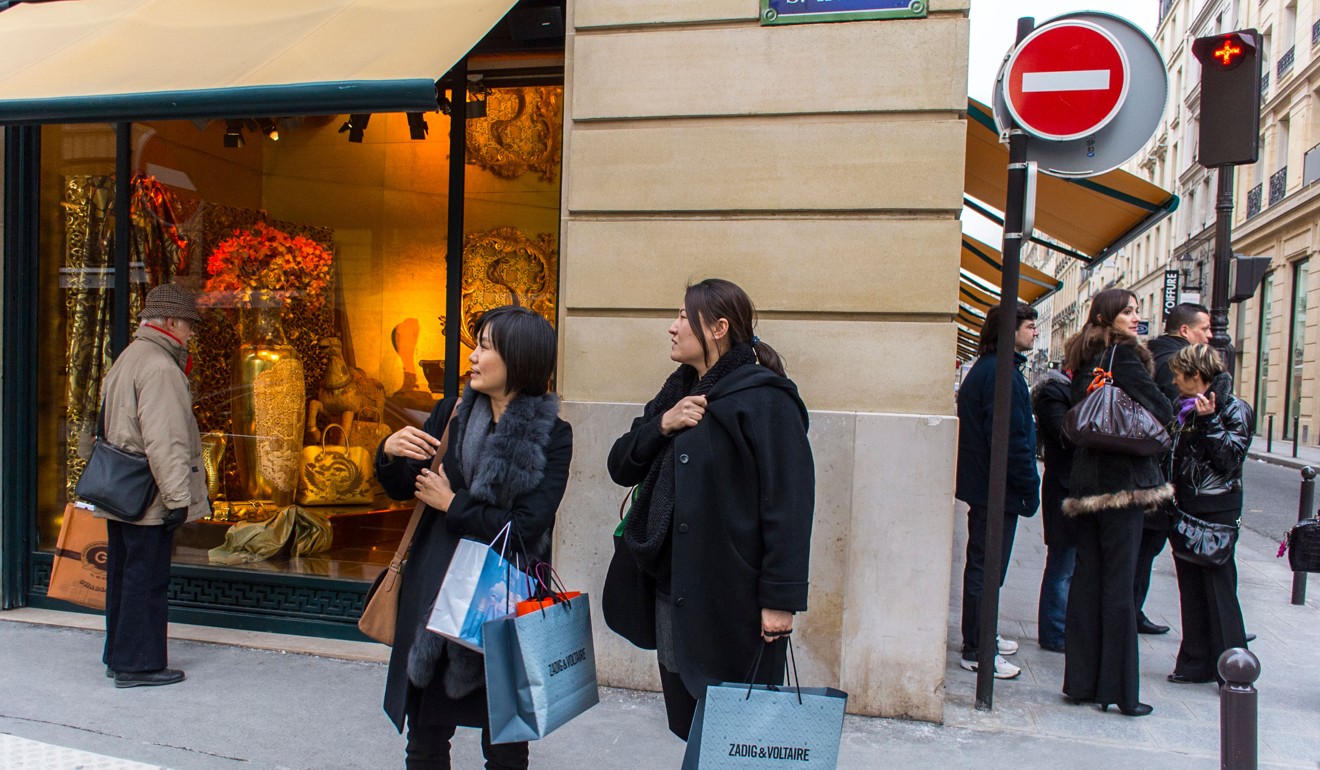 Chinese shoppers outside the Hermès shop in Rue Faubourg Saint Honoré, Paris. Photo: Alamy.