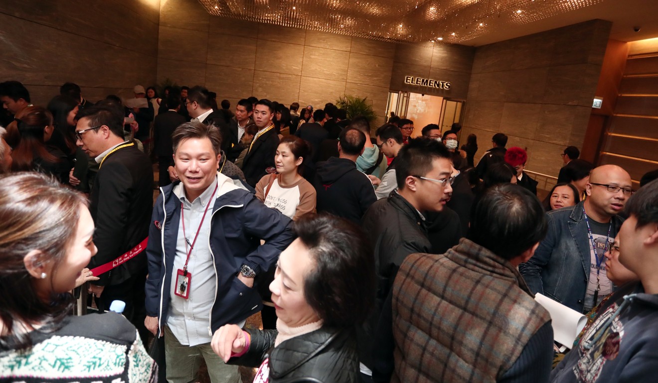 There were lively scenes in Kowloon as long lines of prospective buyers hoped to snap up a deal. Photo: Jonathan Wong
