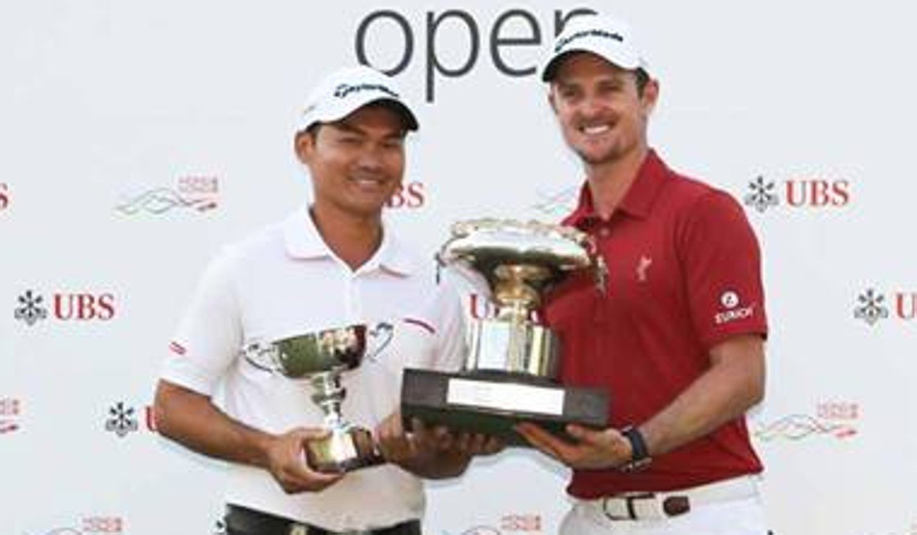 Tang (L) receiving the Open’s Low Hong Kong Player Trophy next to overall winner Justin Rose. Photo: HKGA