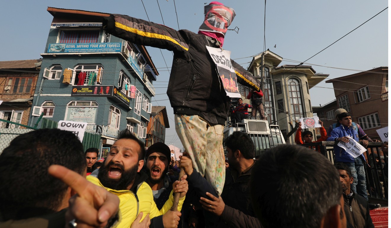Kashmiri Shiite Muslims with an effigy of Trump. Photo: EPA