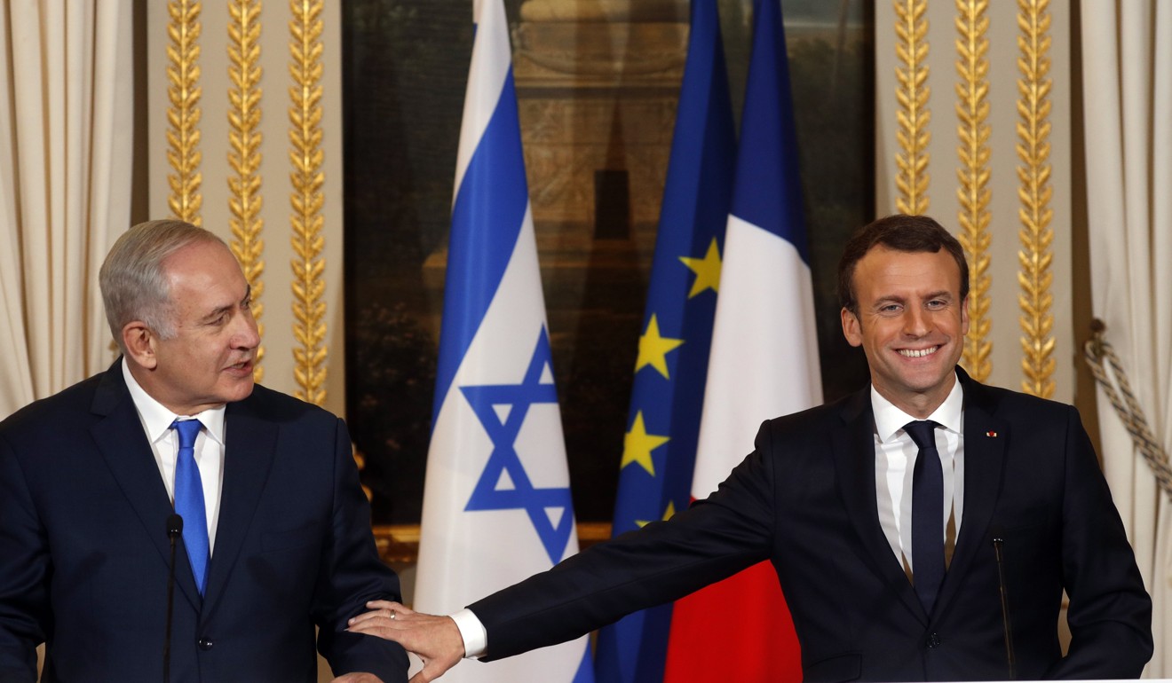 French President Emmanuel Macron (R) and Israeli Prime Minister Benjamin Netanyahu (L). Photo: EPA-EFE